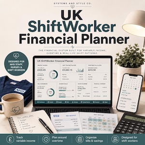 Può includere: Un laptop mostra il "UK ShiftWorker Financial Planner" con dati finanziari. L'immagine include una calcolatrice, uno smartphone, un blocco note, una tazza e un'uniforme blu navy. Progettato per il personale del NHS.