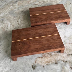 Soporte para plantas de nogal: elegante base de madera para plantas, ideal para la decoración del hogar, diseño duradero y elegante.