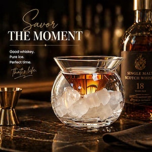 Puede incluir: Un vaso de whisky transparente con hielo y una botella de Single Malt Scotch Whisky. El texto de la imagen dice "Savor the Moment", "Good whiskey. Pure ice. Perfect time. That's life."