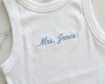 Camiseta sin mangas nupcial bordada a medida, camiseta personalizada para la Sra., camiseta corta para novia, atuendo para despedida de soltera, regalo para despedida de soltera