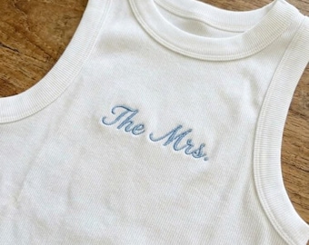Besticktes Mrs. Tank Top, personalisiertes Mrs. Tank, Braut Crop Tank, Minimales Braut Shirt, Brautparty Geschenk, Junggesellinnenabschied Outfit