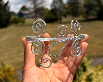 Simple Swirly Armcuff “Tonique”