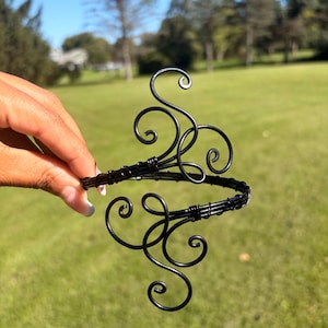 Bracelet de bras noir « Mystara »