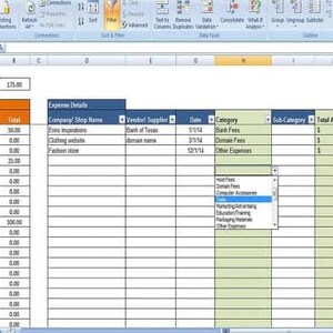 Op de afbeelding: Een screenshot van een spreadsheetprogramma, waarschijnlijk Microsoft Excel, met financiële gegevens. De interface is blauw en grijs, met overzichten en details van uitgaven. Categorieën zijn onder meer "Bankkosten" en "Domeinkosten".
