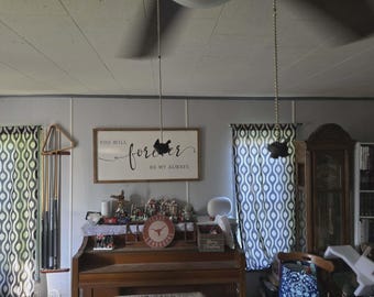 Gallina en un nido - Extremos de la cadena de tiro del ventilador