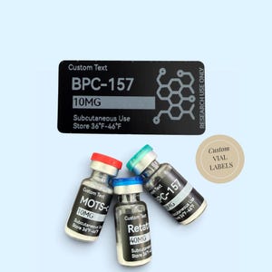 Könnte beinhalten: Drei kleine Glasfläschchen mit metallischen Verschlüssen in Rot, Blau und Türkis, jeweils mit schwarzen Etiketten mit weißem Text BPC-157, MOTS-C und Retatrutide. Ein rechteckiges schwarzes Etikett mit weißem Text und einer chemischen Struktur.