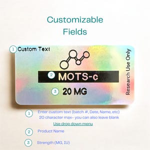 以下が含まれることがあります： Custom Text、分子アイコン、MOTS-c、20 MG、Research Use Onlyという文字が記載された長方形のホログラムラベル。ラベルの下には、バッチ番号、日付、名前、製品名、強度などのカスタマイズ可能なフィールドを説明する指示テキストが記載されています。