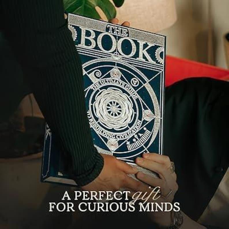 Op de afbeelding: Een witte keramische mok met een zwart handvat en de tekst "But First, Coffee" in een zwarte, handgeschreven lettertype. De mok staat op een wit oppervlak.