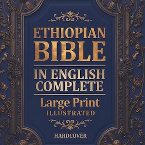 以下が含まれることがあります： 「Ethiopian Bible in English Complete」というタイトルのハードカバー本。大きな活字とイラストが特徴。表紙はネイビーブルーで、金色の文字と装飾的な金色の透かし細工が施されています。