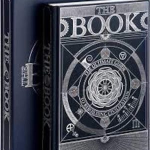 Op de afbeelding: Twee hardcover boeken met donkerblauwe covers. Het boek rechts heeft de titel "THE BOOK" in zilveren letters, met ingewikkelde geometrische ontwerpen. De rug van het boek links leest ook "THE BOOK".