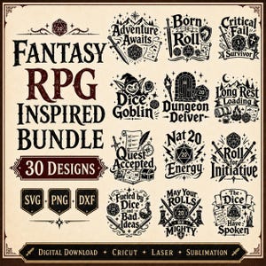 Op de afbeelding: Een digitale collectie van 30 zwart-wit fantasy RPG-ontwerpen met tekst en illustraties van dobbelstenen, zwaarden, kaarten en wezens. De tekst bevat zinnen zoals Adventure Awaits, Born to Roll en Dice Goblin, met SVG-, PNG- en DXF-labels.