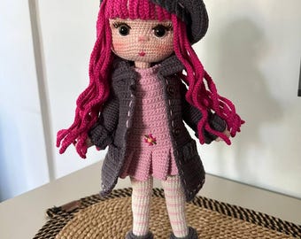 Lalka szydełkowa z różowymi włosami, płaszczem i beretem, ręcznie robiony prezent amigurumi