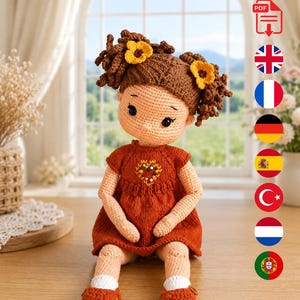 Marigold Häkelpuppe Anleitung PDF, Lockige Haare, Gestricktes Herzkleid, Blumen-Haarspangen, Video-Tutorial