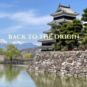 以下が含まれることがあります： 多層構造の日本の城の美しい景色。緑豊かな木々と穏やかな湖に囲まれています。「BACK TO THE ORIGIN vol.1」のテキストが表示され、背景には雪をかぶった山々が見えます。