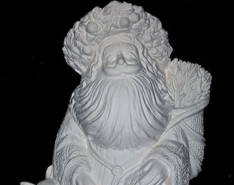 Może przedstawiać: Biała ceramiczna figurka Świętego Mikołaja z wieńcem na głowie, trzymająca worek z prezentami i otoczona małymi zwierzętami.