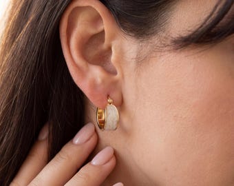 Huggie-oorbellen met witte parel, dikke gouden hoepels, minimalistische wit geëmailleerde hoepels, sierlijke alledaagse sieraden cadeau voor haar