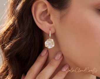 Parelmoer bloem oorbellen, gouden bloemen drop oorbellen, sierlijke CZ hangoorbellen, bruids bruiloft sieraden cadeau voor haar
