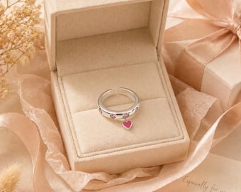 ピンクのハートチャームリング、シルバートーンのオープンリング、彼女へのロマンチックなギフト、誕生日プレゼント、記念日のギフト