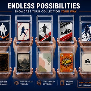 Op de afbeelding: Transparante plastic kaarthouders met sport- en popcultuurkaarten. De afbeelding bevat de tekst "ENDLESS POSSIBILITIES SHOWCASE YOUR COLLECTION YOUR WAY". De houders worden beschreven als duurzaam, veilig en met kristalheldere zichtbaarheid.