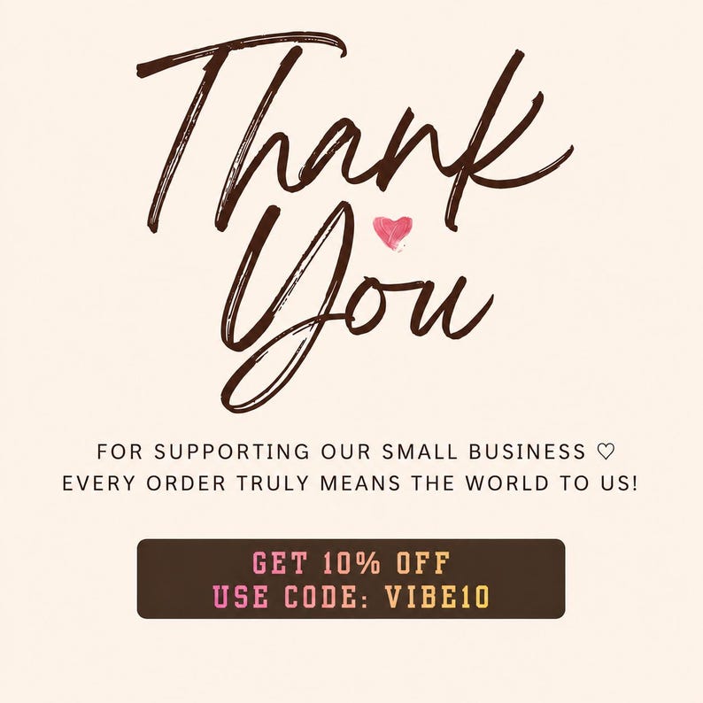 Puede incluir: Una tarjeta de color crema con el texto en cursiva marr&oacute;n oscuro Thank You y un peque&ntilde;o coraz&oacute;n rosa. Debajo, el texto negro dice For supporting our small business y Every order truly means the world to us. Un bot&oacute;n marr&oacute;n oscuro muestra Get 10% off use code: VIBE10.