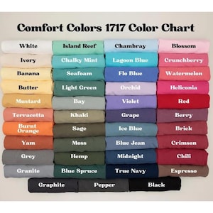 Puede incluir: Una carta de colores Comfort Colors 1717 que muestra camisetas dobladas en varios tonos, incluyendo blanco, marfil, banana, mantequilla, mostaza, terracota, naranja quemado, &ntilde;ame, gris, granito, grafito, island reef, chalky mint, seafoam, verde claro, bay, salvia, musgo, c&aacute;&ntilde;amo, blue spruce, pimienta, chambray, lagoon blue, flo blue, orqu&iacute;dea, violeta, uva, azul hielo, blue jean, medianoche, true navy, flor, crunchberry, sand&iacute;a, heliconia, rojo, baya, ladrillo, carmes&iacute;, chile, espresso y negro.