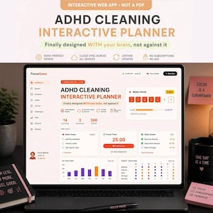 Könnte beinhalten: Ein Laptop zeigt die Benutzeroberfläche des "ADHS Cleaning Interactive Planner". Der Bildschirm zeigt einen Planer mit Timer, Gewohnheitstracker und täglichen Aufgaben. Der Text "Focus is a superpower" steht auf einem Haftzettel. Eine schwarze Tasse zeigt "One day at a time".
