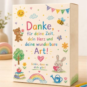 Pode incluir: Uma caixa retangular de cor branco-sujo com ilustrações coloridas em estilo de giz de cera de um sol, abelha, urso, árvore, arco-íris e coelho. O texto diz: Danke, für deine Zeit, dein Herz und deine wunderbare Art! Schön, dass es dich gibt! em letras coloridas.