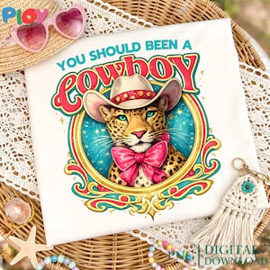 ヒョウ柄カウボーイPNG、レトロウエスタンカウガール昇華デザイン、You Should Have Been a CowboyシャツDTF、ピンクリボンヒョウ柄、トレンディコケットPNG