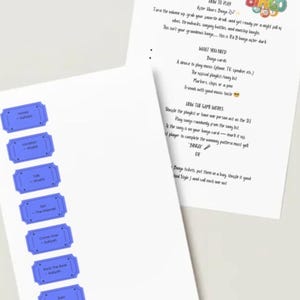 Puede incluir: Dos hojas de papel blanco con instrucciones para un juego de Bingo. Una hoja tiene la palabra "Bingo" en letras coloridas. La otra hoja tiene tarjetas azules con forma de boleto con t&iacute;tulos de canciones.