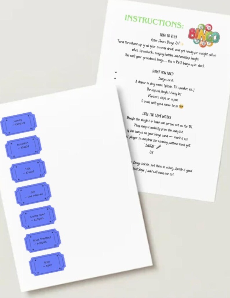 Puede incluir: Dos hojas de papel blanco con instrucciones para un juego de Bingo. Una hoja tiene la palabra "Bingo" en letras coloridas. La otra hoja tiene tarjetas azules con forma de boleto con t&iacute;tulos de canciones.