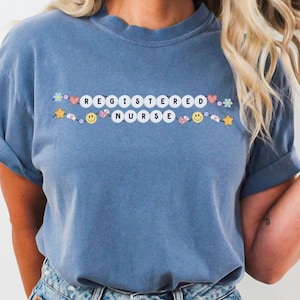 Sjuksköterska med vänskapsarmband, retro t-shirt med RN-motiv, bekväma färger