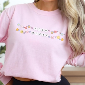 NICU-sjuksköterska med vänskapsarmband, långärmad t-shirt, neonatal sjuksköterska