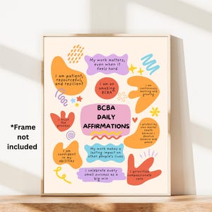 Può includere: Un poster stampabile con uno sfondo beige chiaro e forme astratte colorate. Il poster presenta affermazioni per un BCBA, come "Sono paziente, pieno di risorse e resiliente" e "Il mio lavoro ha un impatto duraturo sulla vita degli altri".