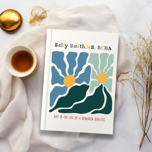 Puede incluir: Una libreta blanca con un diseño abstracto colorido en la portada. El texto "Sally Smith, MS, BCBA" y "Día en la vida de un analista de comportamiento" está impreso en la portada.