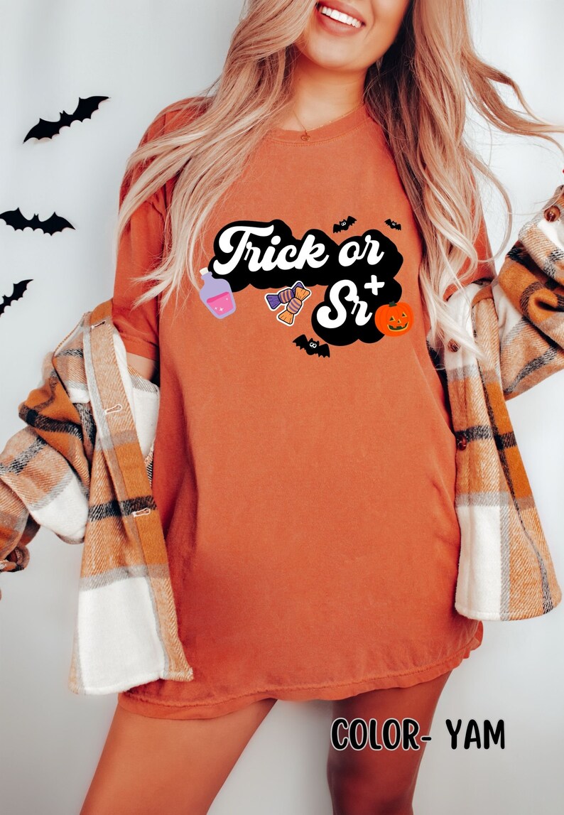 Puede incluir: Una camiseta naranja quemada con el texto "Trick or Sr+" en blanco y negro. El texto est&aacute; en una fuente retro y est&aacute; rodeado de una nube negra. Hay peque&ntilde;as im&aacute;genes de una botella de poci&oacute;n, caramelos, murci&eacute;lagos y una calabaza.