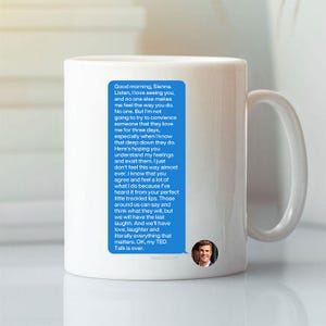 Op de afbeelding: Witte keramische mok met een gebogen handvat. De mok heeft een blauwe tekstballon met een bericht en een kleine foto van een man. De tekst luidt "Good morning, Sienna...OK, my TED Talk is over."