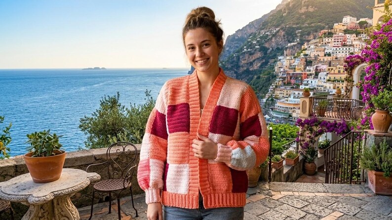Pode incluir: Um cardigan patchwork em tons de p&ecirc;ssego, rosa e bord&ocirc;. O su&eacute;ter de frente aberta apresenta um design geom&eacute;trico com blocos quadrados e retangulares. As mangas s&atilde;o compridas. O cardigan &eacute; usado ao ar livre.