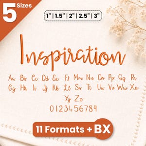 Könnte beinhalten: Ein Stickschrift-Set mit dem Titel Inspiration, das orangefarbene Schreibschriftbuchstaben A-Z, Zahlen 0-9 sowie 11 Formate plus BX enthält. Das Design umfasst 5 Größen: 2,54 cm, 3,81 cm, 5,08 cm, 6,35 cm und 7,62 cm auf cremefarbenem Stoff.
