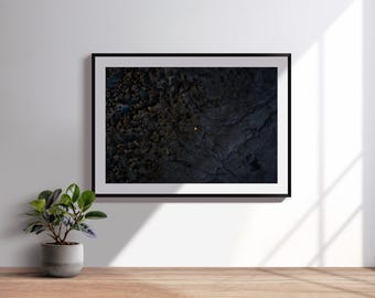 Könnte beinhalten: Ein gerahmter Druck mit einem dunklen, strukturierten abstrakten Design. Das Kunstwerk ist überwiegend schwarz und grau, mit einem Hauch einer helleren Farbe in der Mitte. Der Rahmen ist schwarz, und der Druck wird an einer weißen Wand gezeigt.