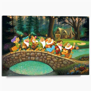 Può includere: Un'illustrazione colorata di sette personaggi dei cartoni animati che camminano su un ponte di pietra, ognuno con mazze da golf. La scena presenta una foresta lussureggiante, un piccolo cottage sullo sfondo e uno stagno sotto il ponte, in toni vivaci.