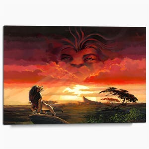 Puede incluir: Un cuadro rectangular que representa a un león de pie sobre una formación rocosa al atardecer. La escena muestra un vasto paisaje de sabana con un gran rostro de león etéreo formado en las nubes de color rojo oscuro y naranja en el cielo.