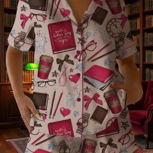 Set pigiama in raso da donna per amanti dei libri, con stampa a tema lettura.