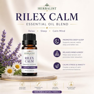 Op de afbeelding: Een donkere glazen fles "RILEX CALM" essentiële olie blend, 10 ml / 0,34 fl oz, met een zwarte dop. Het etiket luidt "100% Pure & Natural". De afbeelding bevat lavendel en kamillebloemen, en tekst die ontspanning, slaap en een kalme geest bevordert.