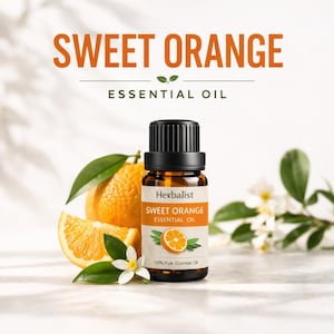 Puede incluir: Una botella de vidrio marrón de aceite esencial de naranja dulce con una tapa negra, junto a una naranja y una rodaja de naranja. Las palabras "Sweet Orange Essential Oil" se muestran encima de la botella. Flores blancas y hojas verdes también están en la imagen.
