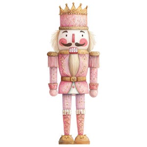 Könnte beinhalten: Eine Nussknacker-Figur in zarten Rosa- und Goldtönen. Die Figur trägt eine hohe Krone, eine Jacke mit goldenen Epauletten und Fransen sowie hohe Stiefel. Sie hat einen aufgemalten Schnurrbart, weißes Haar und ein detailliertes Uniformdesign.
