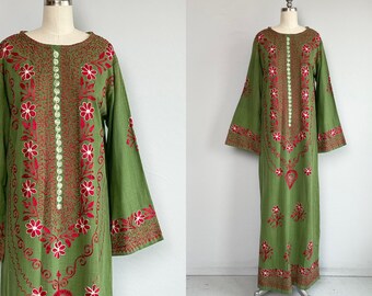 Vintage 70s Embroidered Caftan / 1970s Chain Stitch Embroidered Green Red Cotton Blend Maxi Dress / Holiday Christmas Lounge Dress