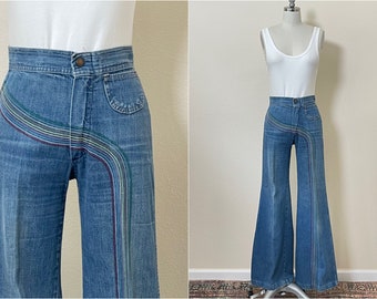Jeans vintage ricamati a punto arcobaleno anni '70, jeans a gamba larga a vita alta con pantaloni in peluche degli anni '70, denim indaco vintage