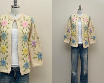 Vintage 60s Embroidered Wool Cardigan, 60s Cream Wool Sweater with Pastel Daisy Flower Crewel Wool Embroidery, Spring Fashion