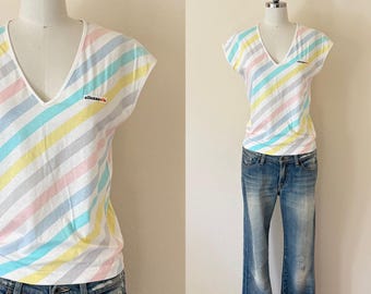 Camiseta vintage de los 80 de Ellesse con rayas diagonales, top de manga corta con cuello en V y rayas pastel, camiseta de tenis.