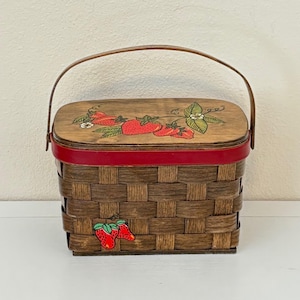 Vintage 60s Caro-Nan Strawberry Handbag, 1960s Woven Wood Basket Box Purse, Hand Painted Box Bag, Preppy Summer Bag